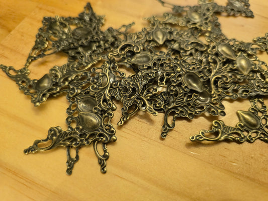 Antique Bronze Filigree Metal Corner Embellishments — 4 cm (1⅝")