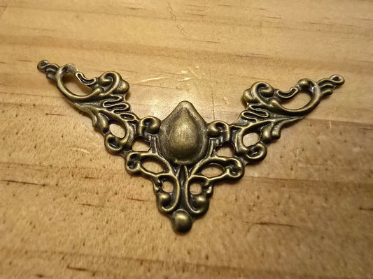 Antique Bronze Filigree Metal Corner Embellishments — 4 cm (1⅝")